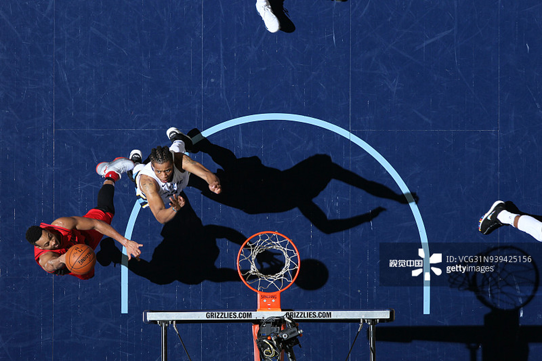 保罗·乔治狂砍赛季新高35分，同时创下76人生涯新高（保罗·乔治轰下赛季新高35分，刷新76人生涯单场得分纪录）